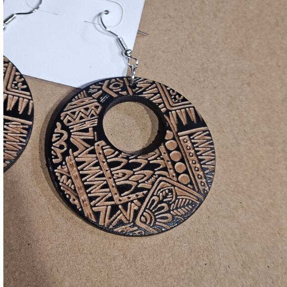 Nicole Boutique Boho Native Style Etching Wood Circle Dangle Earrings - Picture 4 of 5